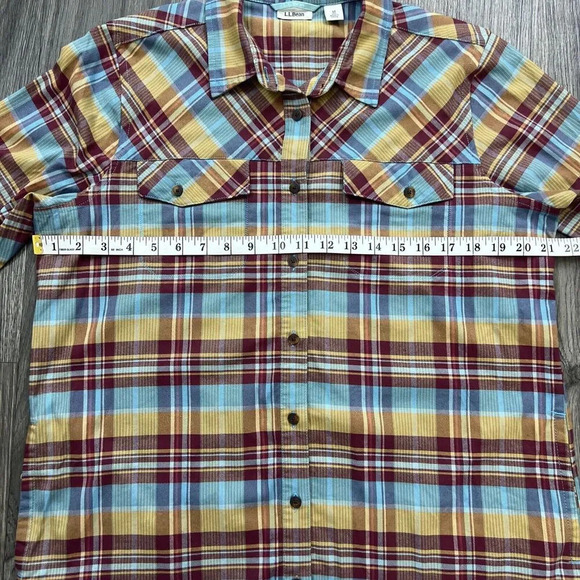 L.L. Bean Oversized Plaid Brushed Flannel Button Down Shirt Pockets Size Medium - Picture 3 of 7